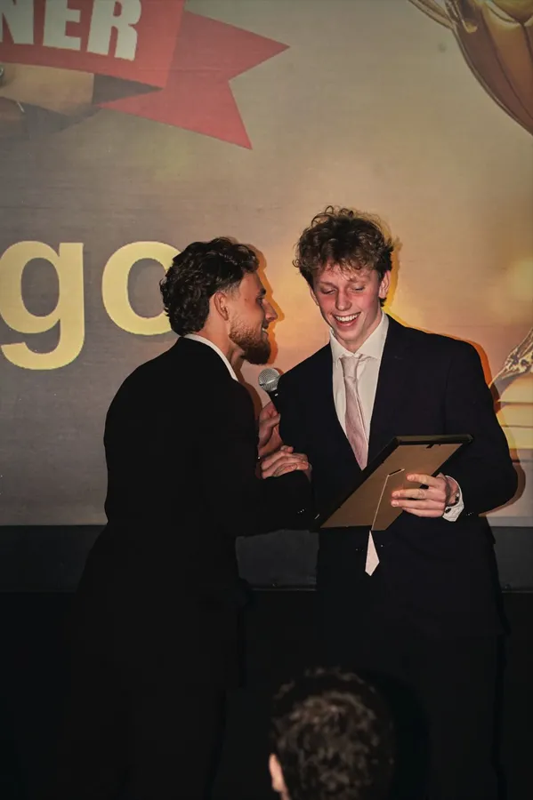 Growth Academy-medarbetare firar en framgång tillsammans