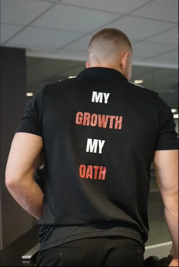 Growth Academy-medarbetare i teamtröja